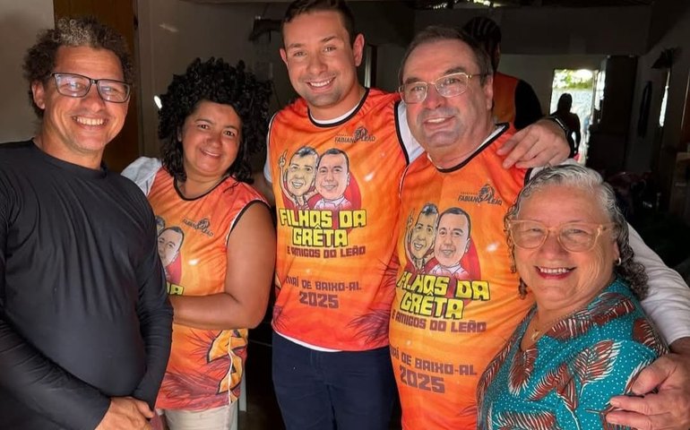 Prefeito Luciano prestigia carnaval no Clube do Servidor Municipal e visita arapiraquenses no Litoral Sul