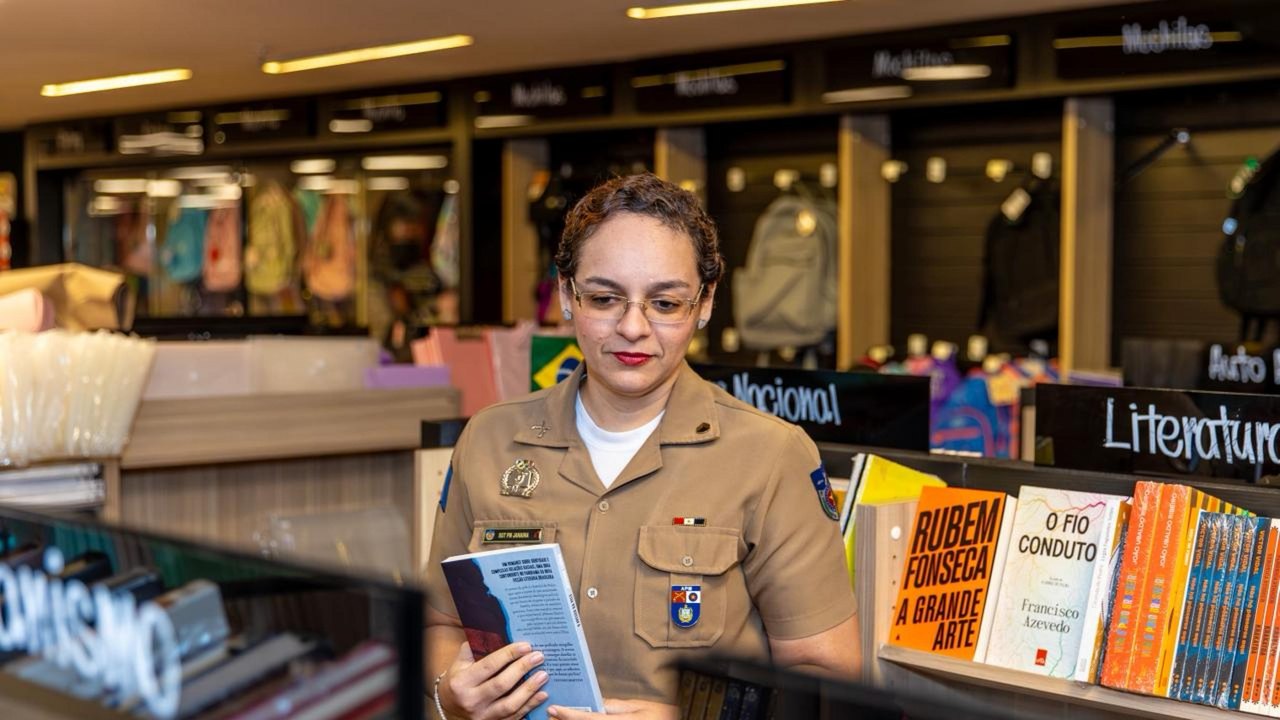 Militar alagoana usa o amor pelos livros para construir uma rede de incentivo à leitura