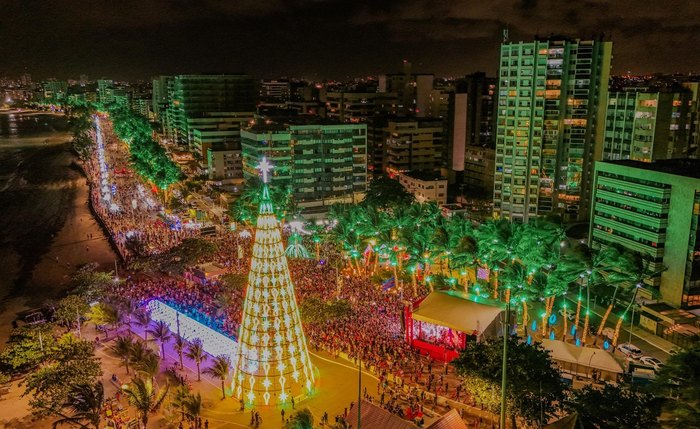 Orla de Maceió decorada para festas de final do ano