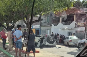 Motorista escapou ilesa do capotamento e sem graves ferimentos. Foto: Reprodução.