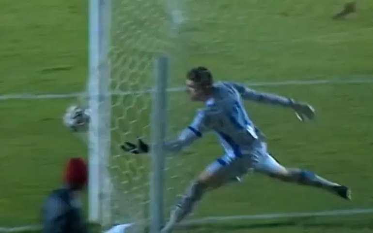 Globo terá que pagar R$ 30 mil a ex-goleiro do CSA após reprisar “frango”