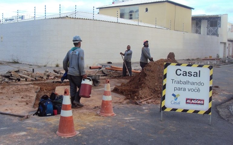 Casal implanta rede coletora de esgoto no bairro de Mangabeiras