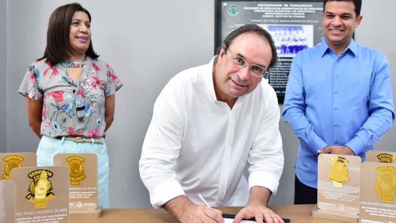 Prefeito Luciano homenageia servidor público e autoriza mais 7 obras em Arapiraca