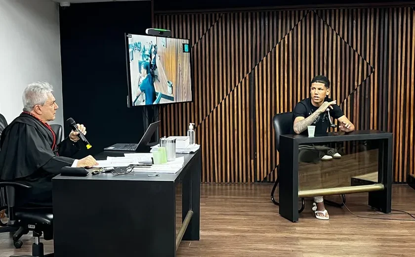 Sobrevivente do “Serial Killer de Maceió” emociona júri ao mostrar sequelas da tentativa de homicídio