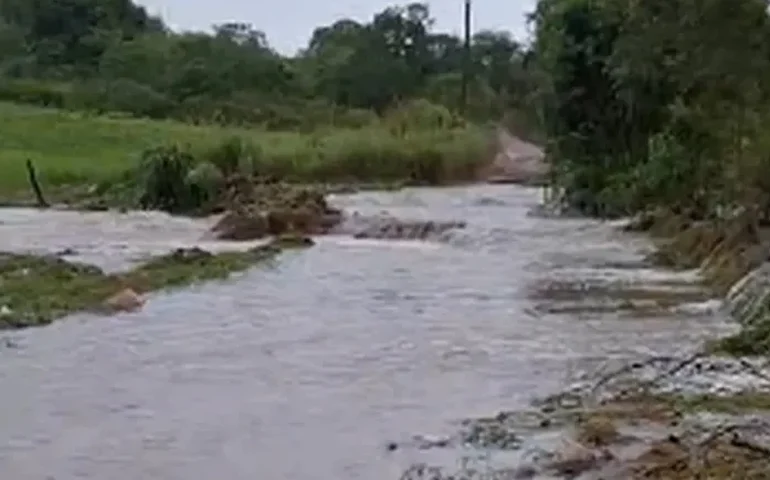 Fortes chuvas inundam várias ruas de Arapiraca e acesso a comunidade Flexeiras está bloqueado