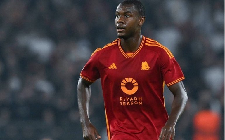 Zagueiro sofre mal súbito e interrompe partida entre Udinese e Roma pelo Campeonato Italiano