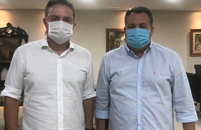 Governador recebe prefeito de Porto de Pedras para discutir reconstrução das casas atingidas por chuvas 