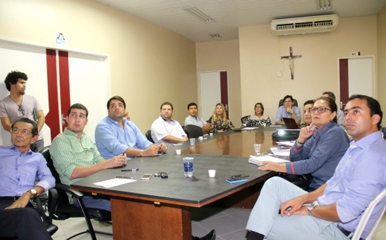 Arapiraca: Célia Rocha discute rumos da Educação com prefeitos do Agreste