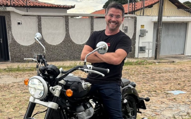 Quem é César Filho, apresentador e locutor que passa por cirurgia após acidente de moto