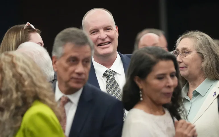 Juiz declara inocentes 4 homens injustamente acusados de assassinatos em loja de iogurte em Austin em 1991