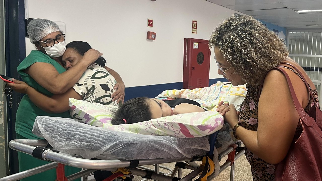 Após mais de 1 ano internada, adolescente atropelada na véspera de Natal recebe alta e emociona equipe do HGE