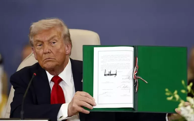 Trump assina acordo no Egito e cita 'paz duradoura' em Gaza