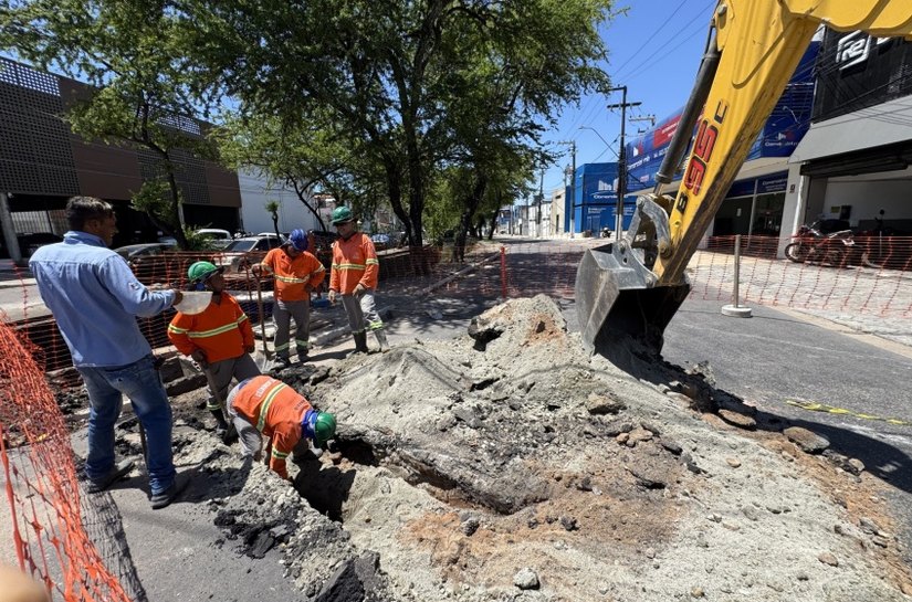 Obra de recuperação de drenagem interdita via no Poço