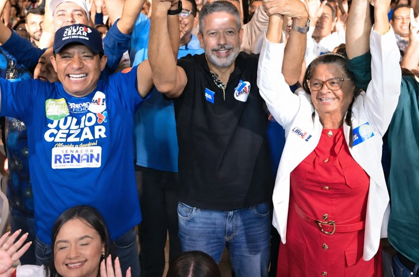 Líder nas pesquisas para o Senado, Arthur Lira mostra força ao lado de Júlio Cezar, Tia Júlia e milhares de apoiadores em Palmeira dos Índios