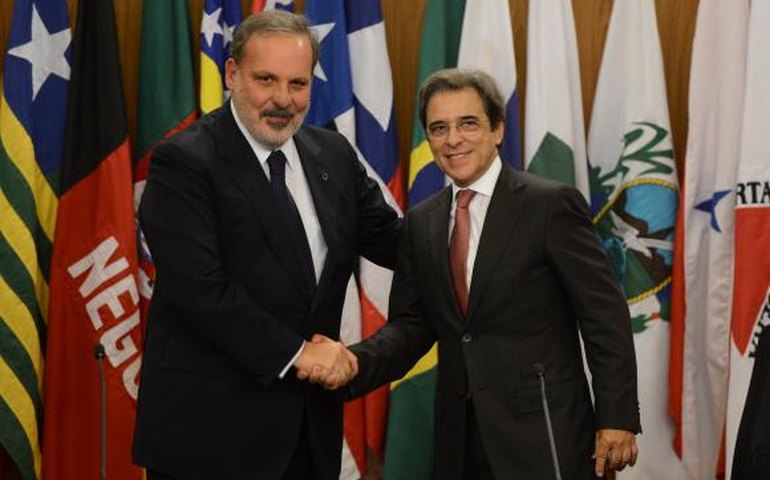 Ministro defende regulação socioeconômica das comunicações no Brasil