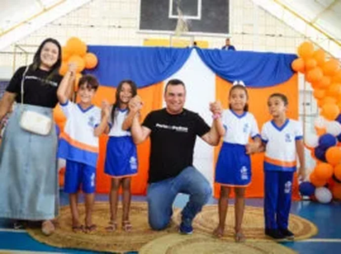 Prefeito Allan de Jesus realiza entrega inédita de fardamentos para alunos da rede municipal