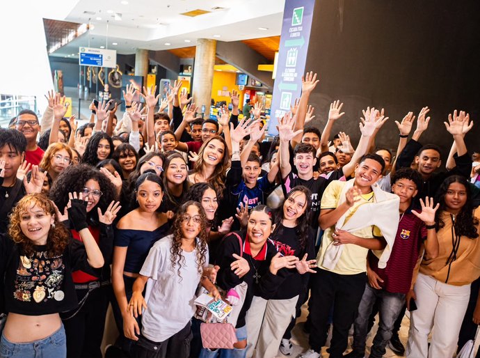 Marina JHC participa de sessão de cinema com estudantes do Maceió Abraça o Mundo