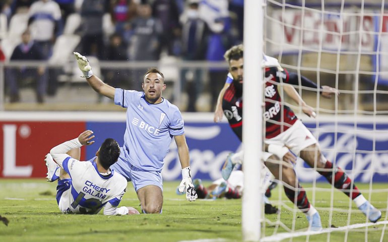 Flamengo vence Católica, encerra tabu no Chile e continua 100% na Libertadores