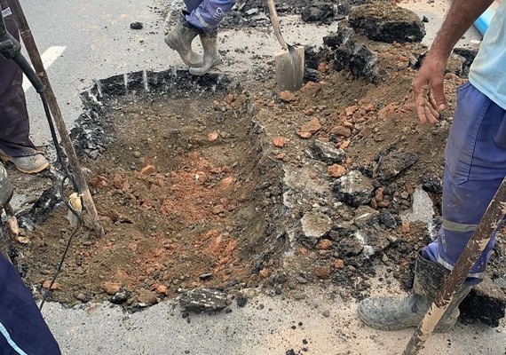 Casal trabalha para sanar vazamento na rede de distribuição de Arapiraca