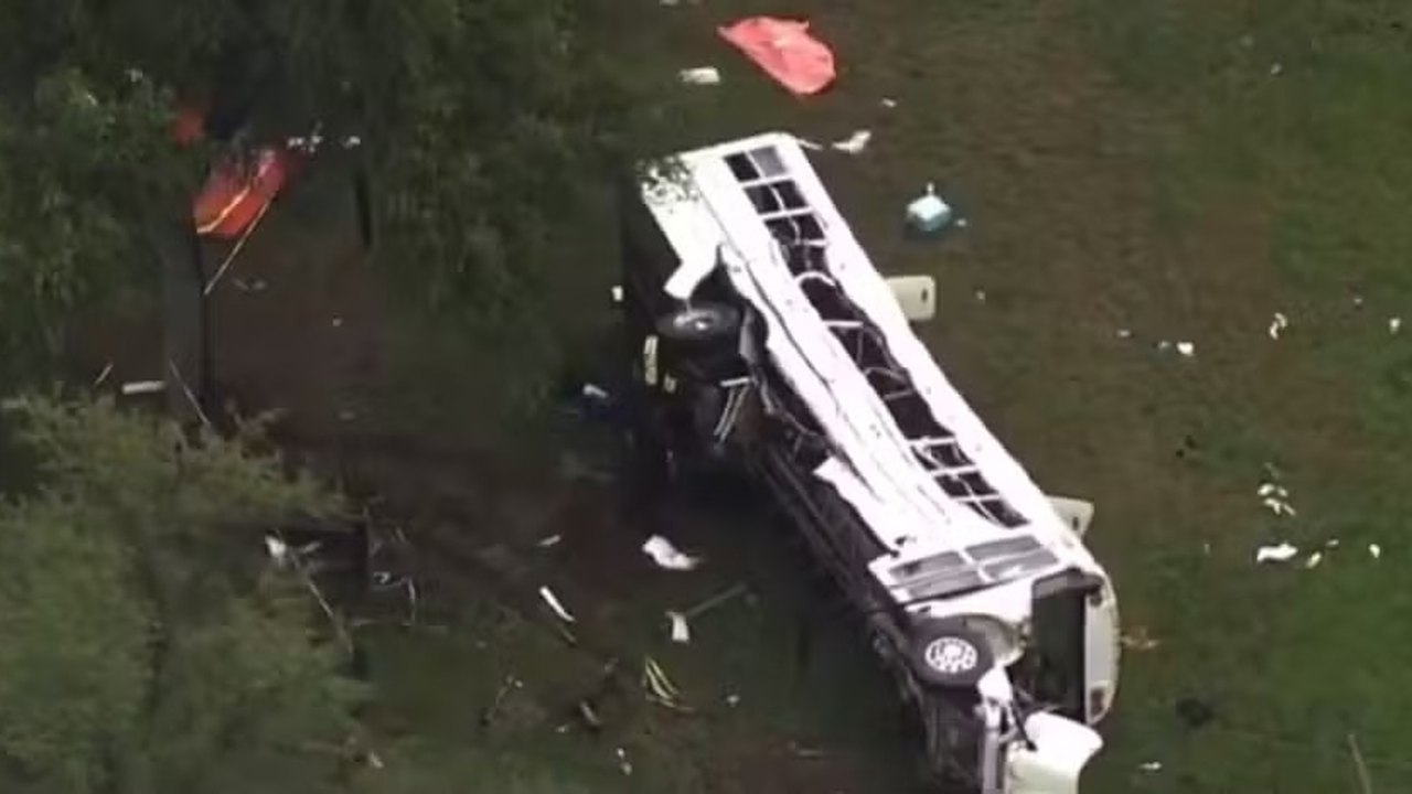 Oito pessoas morrem e 40 ficam feridas em grave acidente de ônibus na Flórida, EUA
