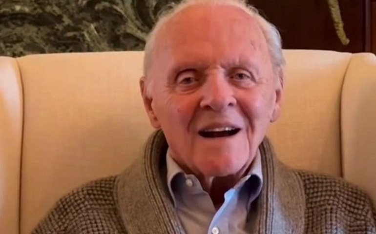 Anthony Hopkins celebra 50 anos de sobriedade e relembra episódio marcante com alcoolismo