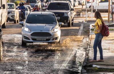 Arremessar água ou detritos em pedestres com o veículo é uma infração média