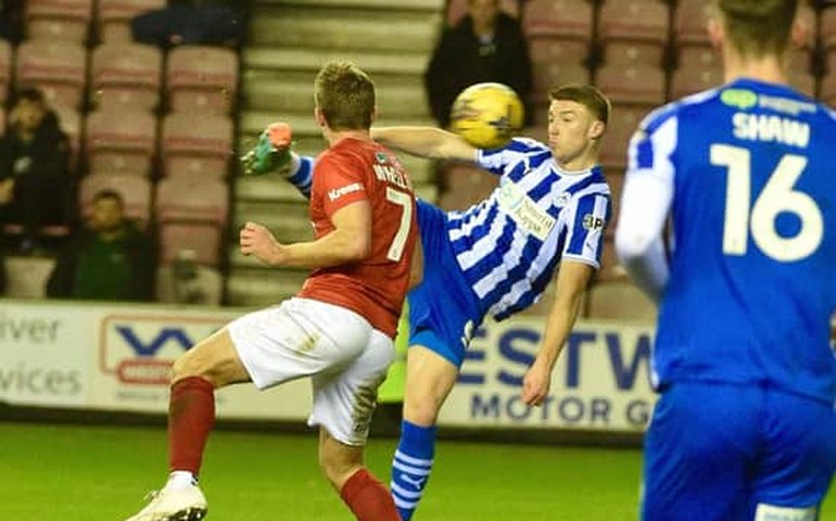 Torcedor sai das arquibancadas e atua como árbitro na Inglaterra