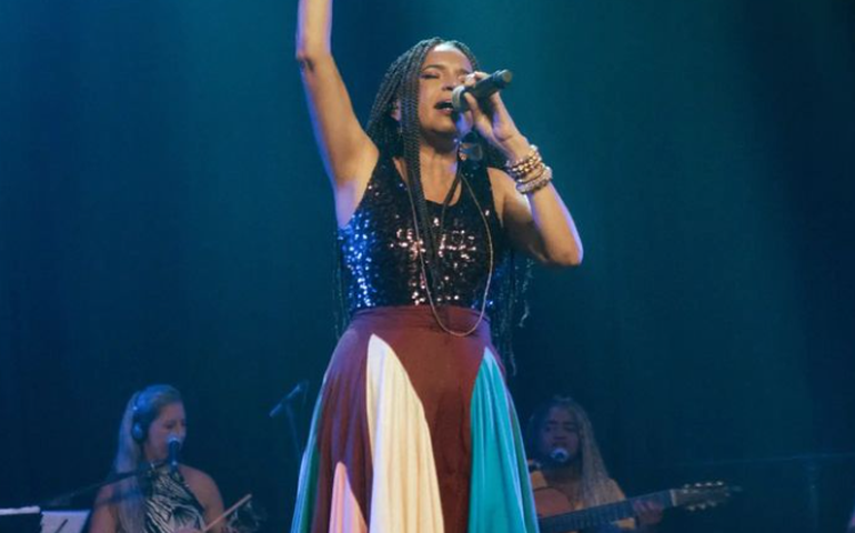 Cantora afirma que busca pelo termo 'negra' no Instagram resulta em aviso de conteúdo ilícito