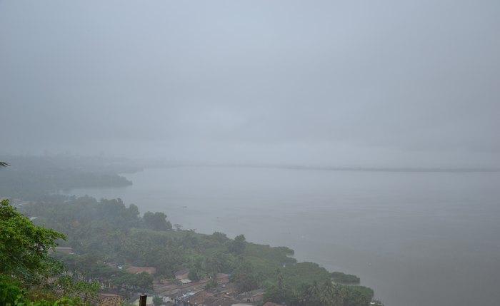Vista de cima da lagoa Mundaú durante tempestade em Maceió