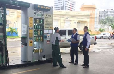 Governador diz que ações do Procon para baixar gasolina serão permanentes