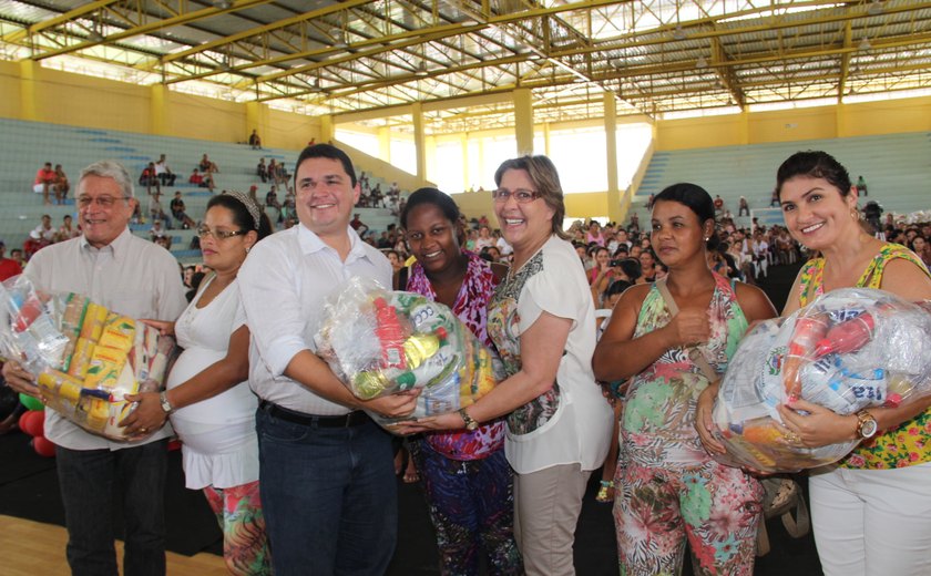 A Prefeita Célia Rocha entrega cerca de 900 cestas nutricionais a gestantes em Arapiraca