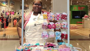 Feira da Rede Solidária de Mulheres_artesã Kátia dos Santos e seus laços e tiaras