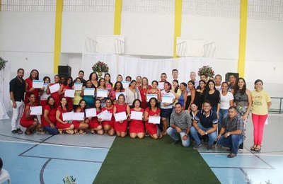 Prefeitura de Marechal Deodoro entrega certificados de cursos ofertados pelo CRAS