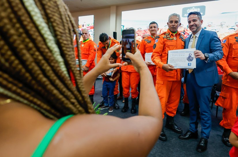 Paulo Dantas condecora missão humanitária de Alagoas no RS e reforça frota do Samu e Batalhão Ambiental