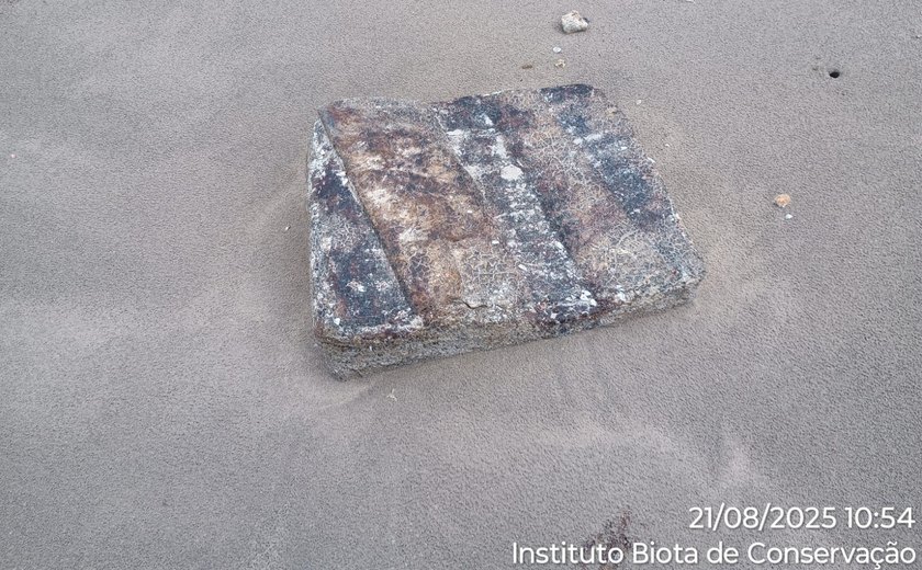 Fardos de borracha voltam a aparecer no litoral de Alagoas; origem remonta à Segunda Guerra Mundial