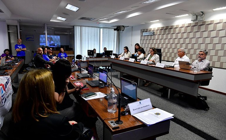 Debate na CE ressaltou importância da valorização dos educadores