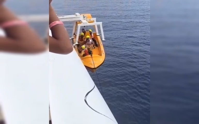 Criança cai de 4º andar de navio da Disney e pai pula para resgatá-la