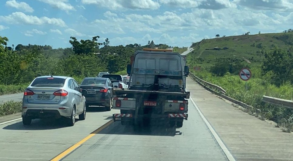 Homem fica ferido após colisão entre seis veículos na BR-101 em Maruim / Foto: Foto: PRF/Divulgação