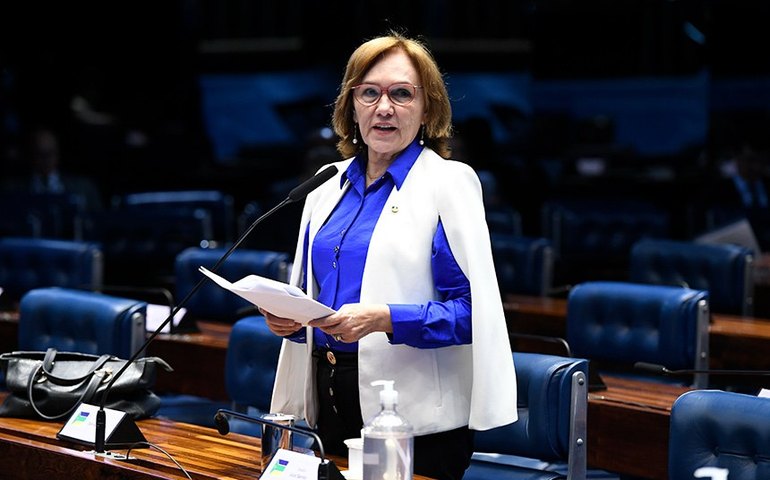 Lula sanciona lei que proibe vínculo empregatício entre igreja e religiosos