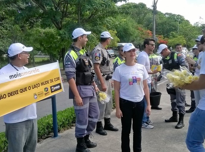 Maio Amarelo: mães recebem rosas durante blitz educativa