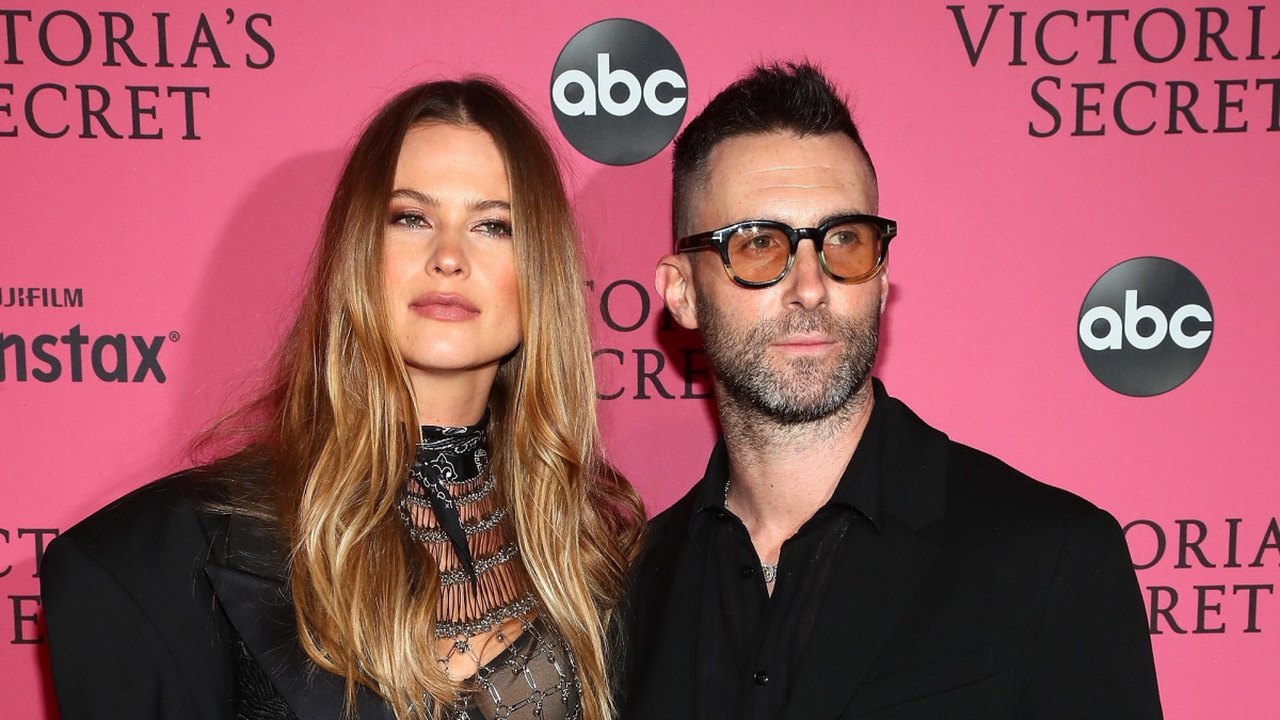 Behati Prinsloo crê não ter havido ‘contato físico’ em traição de Adam Levine