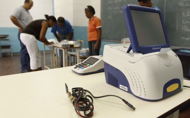 Com oposição rachada, Venezuela realiza eleição legislativa e regional