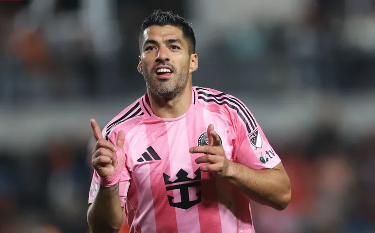 Luis Suárez fica fora da pré-lista do Uruguai para a Copa após recuar de aposentadoria