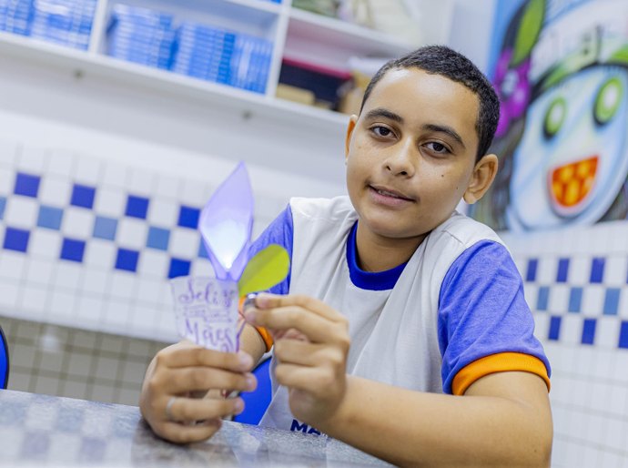Alunos de escola municipal produzem presentes tecnológicos na aula de robótica