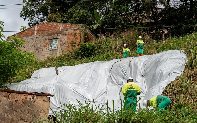 Equipes iniciam instalação de lonas em quatro regiões da capital