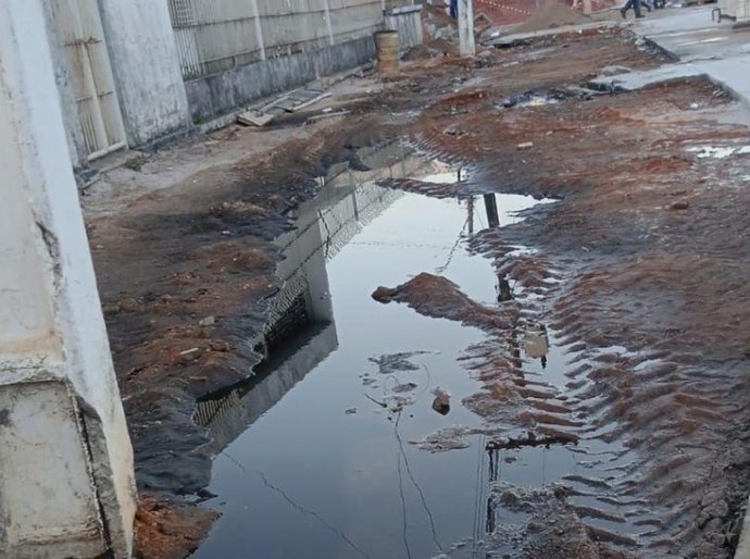 Falha em estação elevatória da BRK causa extravasamento de esgoto no Centro de Maceió
