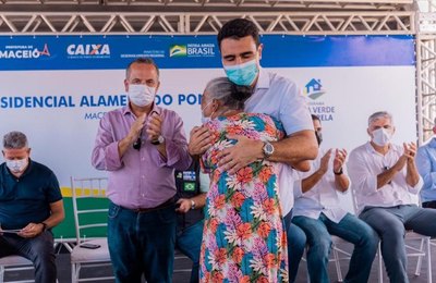 Prefeito JHC entrega residencial no Benedito Bentes e realiza sonho de 480 famílias carentes