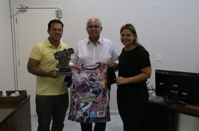 Teófilo recebe troféu de agradecimento pelo apoio ao Viva Motocross