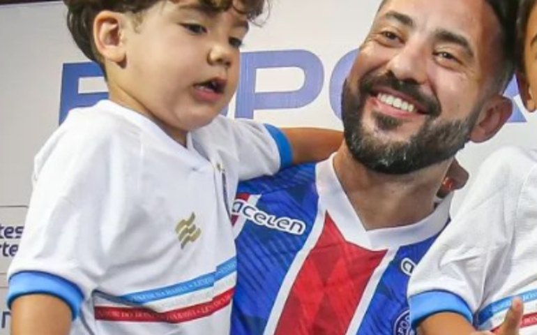 Filho de Everton Ribeiro puxa o hino do Flamengo na apresentação do pai no Bahia; vídeo