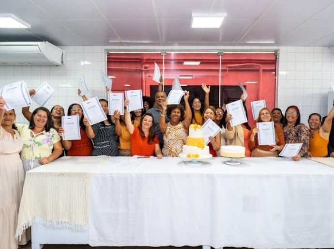 Alunos do Acessuas celebram encerramento de curso de confeitaria